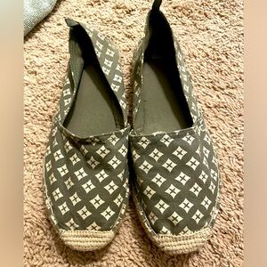 Gap size 8 shoes in olive green and off white with wicker bottoms
